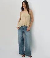 Blusa peplum de encaje color marrón con tirantes finos, escote cuadrado y detalle fruncido en el busto.