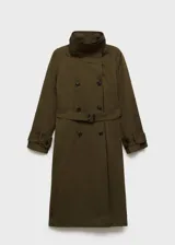 Abrigo tipo trench de diseño oversize y corte recto, color verde militar. Presenta cuello de solapa ancha, cierre frontal de doble botonadura, cinturón desmontable con hebilla y bolsillos laterales. Incluye trabillas en los puños y forro interior.