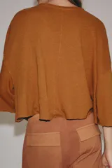 Camiseta de corte holgado confeccionada en una mezcla de algodón y lino, con cuello redondo y mangas tipo capa acampanadas.