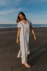 Vestido túnica largo color blanco con escote en V y terminaciones en azul.