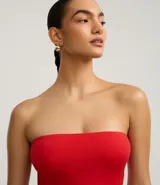 Top strapless (sin breteles) de color celeste claro, ajustado al cuerpo.