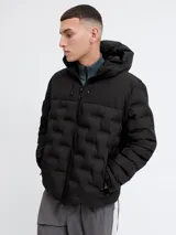 Campera puffer negra con capucha ajustable, cierre frontal y bolsillos laterales. Presenta un diseño acolchado con textura geométrica en el frente, puños con ajuste de velcro y logo sutil en el pecho.