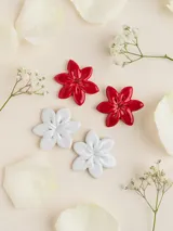 Aros en forma de flor modelados a mano en porcelana, con perno de acero quirúrgico hipoalergénico.