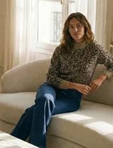 Buzo de tejido de punto con estampado de leopardo, cuello alto y puños y ruedo en color beige liso.