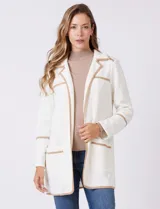 Chaqueta de silueta estructurada y calce recto, confeccionada en tejido jacquard con relieve floral. Presenta cuello con solapas, frente abierto y dos bolsillos de parche frontales. Se destaca por sus vivos a contratono que bordean las solapas, los bolsillos y las costuras horizontales, además de contar con tajos laterales en el ruedo.