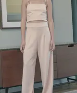 Palazzo color rosa de corte ancho, tiro alto y diseño fluido.