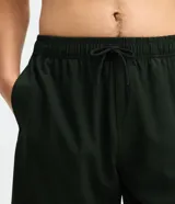 Bermuda Blue Steel de corte clásico, confeccionada en tejido ripstop de poliamida con elastano, en color verde militar. Cuenta con cintura elástica con cordón de ajuste interno, bolsillos laterales y un bolsillo con cierre en el lateral del muslo.