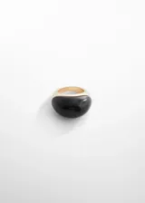 Anillo negro con base dorada. Diseño abultado y minimalista.