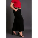Pantalón palazzo de tiro alto con cintura elástica y cinto de rafia incluido. Presenta corte wide leg, diseño liso y dos bolsillos laterales.