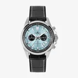 Reloj cronógrafo Jacques Lemans modelo Liverpool con caja de acero inoxidable, esfera color celeste y subesferas negras. Cuenta con correa de cuero negro con costuras blancas y cierre de hebilla.