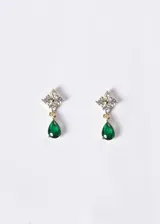 Aros colgantes de plata 925 con baño de oro de 18k, decorados con circonias cúbicas transparentes en forma de flor en la parte superior y un colgante en forma de lágrima con piedra verde esmeralda.