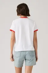 Remera Levi's blanca de manga corta estilo ringer, con ribetes rojos en el cuello y los puños. Presenta un estampado frontal con la frase "Feel Good in LEVI'S" en color rojo.