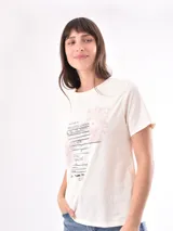 Remera negra de manga corta con estampado gráfico lineal en color blanco en el centro del pecho que incluye ilustraciones de frutas, copas brindando, una reposera y la inscripción "La Dolce Vita".