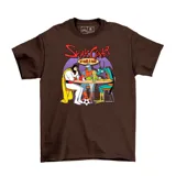 Remera de algodón color marrón con estampado frontal de los personajes de Space Ghost Coast to Coast sentados a una mesa con una copa del mundo y una pelota de fútbol.