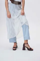 Sandalias de cuero color marrón con textura de cocodrilo, con plataforma delantera y tacón cuadrado.