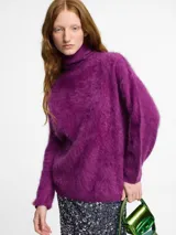 Sweater negro de tejido fino con textura peluche y cuello alto estilo tortuga. Modelo de corte holgado.