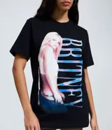 Remera de algodón color negro con estampado frontal de Britney Spears y tipografía holográfica. Presenta cuello redondo y mangas cortas con un corte regular.
