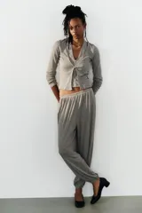 Pantalón bombacho de tiro medio en color gris melange, con cintura y puños elásticos.