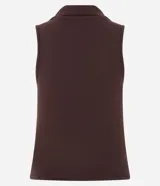Blusa sin mangas color marrón chocolate, con cuello polo y escote en V. Confeccionada en tejido de algodón con elastano, presenta un corte ajustado al cuerpo.