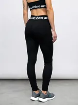 Calza deportiva Umbro modelo Legging Bink para mujer, de color negro, con cintura alta cruzada y elástica con la marca estampada.