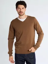 Sweater de punto con cuello en V, manga larga y puños acanalados, de corte clásico.