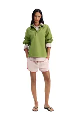 Camisa de corte relaxed fit confeccionada en mezcla de algodón y lino, con estampado a cuadros en tonos rosados y blancos. Presenta cuello camisero, manga larga con puño abotonado, bolsillo de parche en el pecho y cierre frontal de botones.