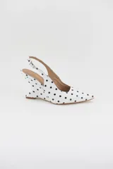 Zapatos de tacón cuña estructural color negro, con punta fina cerrada, diseño descalzo y tira ajustable al talón.