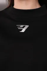 Remera blanca de manga corta con cuello medio en ribb, dobladillos anchos y aplique 3D del logo en el delantero.