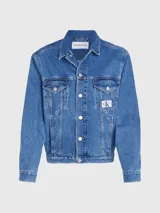 Campera de jean azul medio de corte clásico, con cuello en punta, bolsillos de parche en el pecho, bolsillos de hendidura en la cintura, botones metálicos de la marca y logo de Calvin Klein en el bolsillo del pecho.