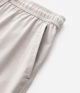 Bermuda boardshort de microfibra color azul marino, con cintura elástica, cordón ajustable y bolsillos.