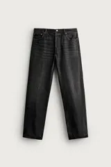 Pantalón jean de corte recto y tiro medio, en color negro con efecto lavado. Cuenta con diseño clásico de cinco bolsillos y cierre frontal con botonadura.