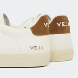 Championes Veja Campo blancos con logo lateral en marrón. Confeccionados en cuero sin cromo, con suela de caña de azúcar y caucho amazónico.