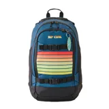 Mochila Rip Curl modelo Posse Cool de 33 litros, color azul oscuro con base negra. Presenta un panel frontal con franjas horizontales degradadas en tonos cálidos (naranja, amarillo, verde). Incluye correas de compresión frontales con hebillas de plástico negro y un llavero con forma de tabla de surf.