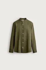 Camisa de corte relajado, confeccionada en mezcla de lino y algodón. Presenta cuello tipo mao, manga larga con puño abotonado y cierre frontal con botones.