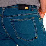 Jeans de corte skinny en denim azul oscuro con costuras en contraste. Presenta diseño clásico de cinco bolsillos, cierre de cremallera y botón metálico.