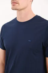 Remera de algodón con cuello redondo y manga corta, de diseño liso con pequeño detalle de etiqueta bordada en el pecho.