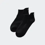 Medias deportivas de corte bajo, color negro, con tejido técnico absorbente y diseño ergonómico con refuerzo en el arco.