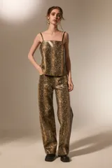 Pantalón de PU con estampado de piel de serpiente, de corte recto y tiro medio, con bolsillos laterales.