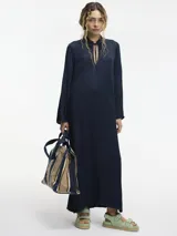 Vestido largo tipo túnica de viscosa color azul marino, con mangas largas amplias, cuello con lazo ajustable y tajos laterales en el ruedo.