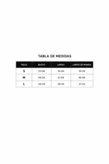 Camisa celeste de silueta relajada, con cuello alto abotonado, cartera frontal con botones y mangas largas con puños amplios.