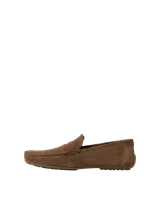 Mocasín Jack & Jones de punta redonda confeccionado en cuero gamuzado color cognac, con costuras reforzadas y suela de caucho.