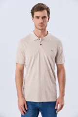 Remera polo de manga corta en color azul marino, con estampado sutil de pequeños motivos geométricos, cuello camisero y cartera con tres botones.