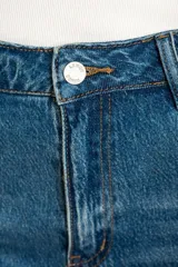 Short de denim azul de tiro medio y calce recto, con bolsillos clásicos y cierre frontal.