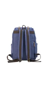 Mochila de tela canvas color marrón con detalles en cuero sintético. Cuenta con tapa superior con correas ajustables, cierre tipo marinero, múltiples bolsillos externos con cierre y compartimento para laptop.