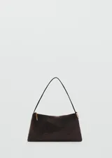Bolso de mano tipo baguette con acabado de strass brillante en tono oscuro, cierre superior con cremallera y asa única fija.