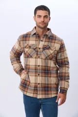 Campera tipo camisa de viyela a cuadros, con interior forrado en corderito, cierre frontal con botones y dos bolsillos frontales con solapa.