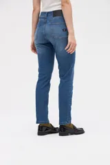 Jean de tiro medio con corte ajustado tipo skinny, confeccionado en denim azul clásico con costuras en contraste.