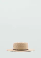 Sombrero de ala ancha confeccionado en fibra natural de paja, con diseño de copa plana y cinta decorativa en contraste alrededor de la base.
