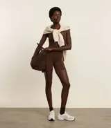 Enterito deportivo marrón de poliamida, con escote redondo y breteles anchos.