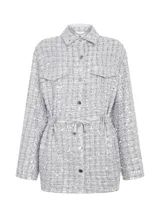 Parca gris de malla con bordado de lentejuelas, corte ajustado, cuello camisero, cierre frontal con botones, dos bolsillos decorativos, cintura con cordón, mangas largas y largo extra.